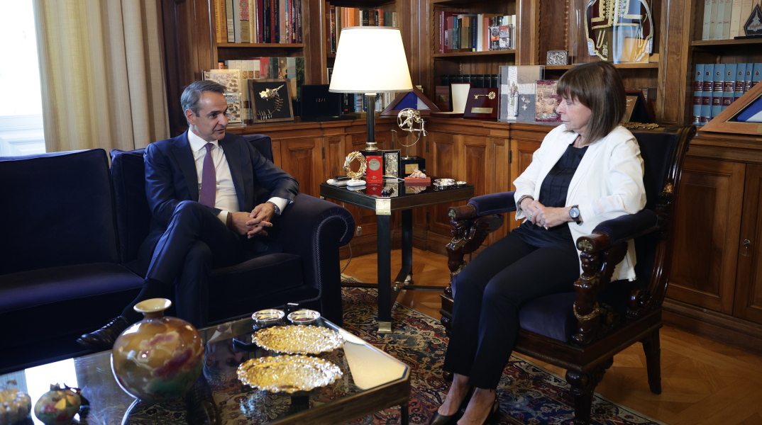 Ο Κυριάκος Μητσοτάκης παρέλαβε την εντολή σχηματισμού κυβέρνησης από την ΠτΔ