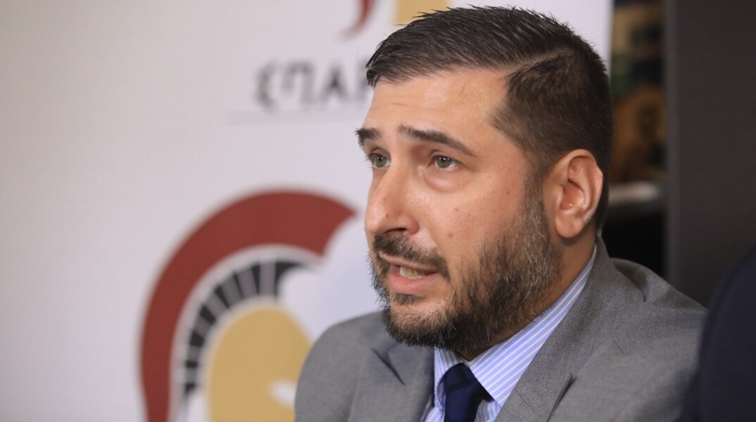 Σπαρτιάτες: Χίτλερ και Παπαδόπουλος στη βιβλιοθήκη του εκπροσώπου Τύπου Χάρη Κατσιβαρδά