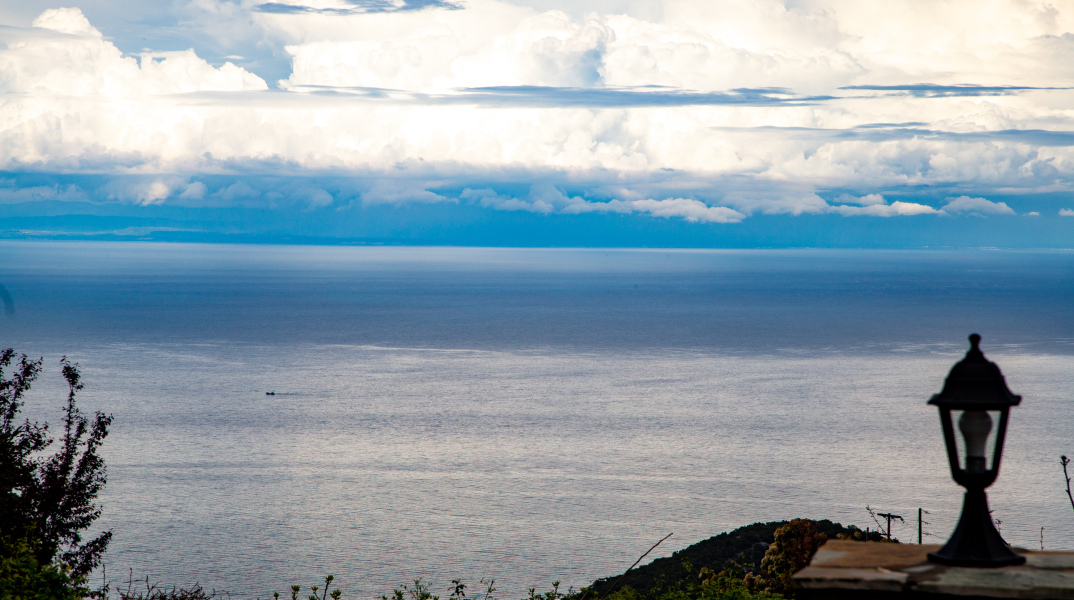 Σύννεφα πάνω από τη θάλασσα