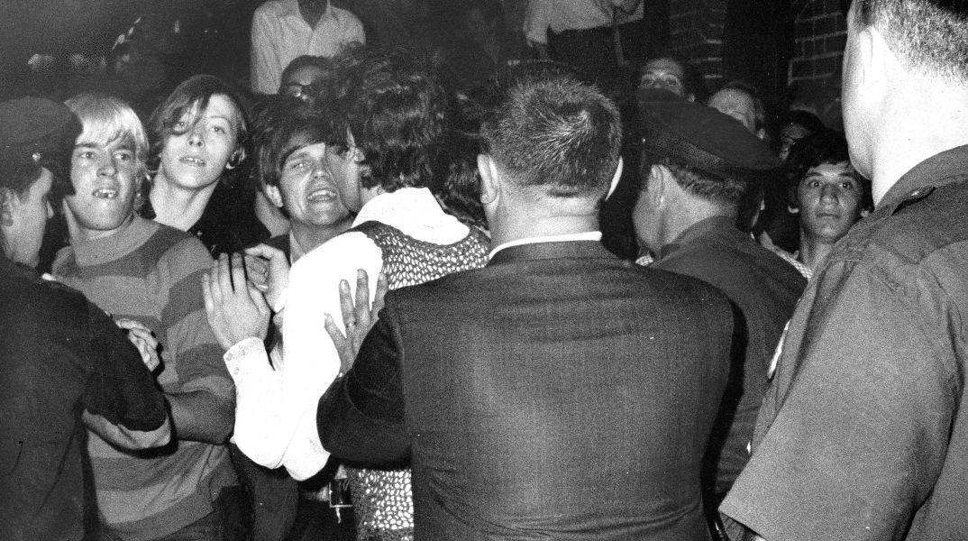 Η μία και μοναδική φωτογραφία που τραβήχτηκε από την εξέγερση του Stonewall to 1969 - Απεικονίζεται νεαροί γκέι άνδρες να προπηλακίζονται από την αστυνομία
