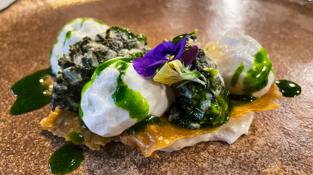 Όλυμπος Νάουσσα: Τα πιάτα, τα κοκτέιλ, η καλοκαιρινή κουζίνα του Δημήτρη Τασιούλα στο εμβληματικό εστιατόριο της Θεσσαλονίκης.