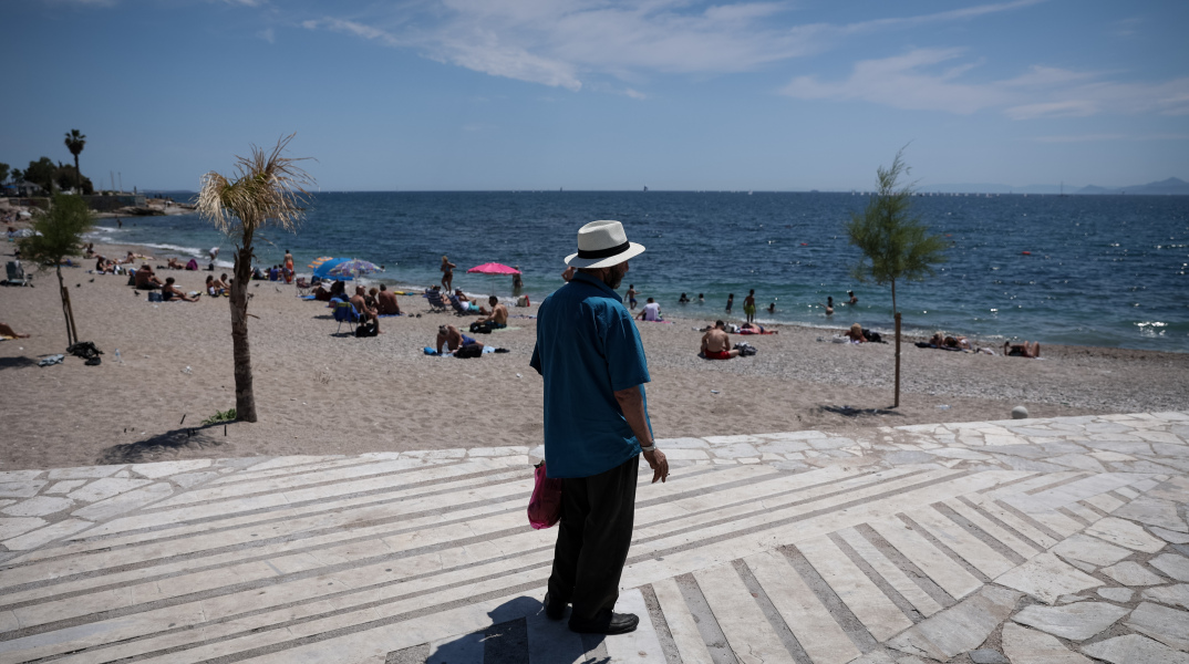 Ηλιόλουστη μέρα στην παραλία του Φλοίσβου