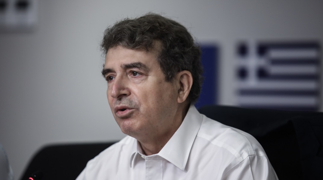 Χρυσοχοΐδης: Ενημέρωση για τα θέματα του ΕΚΑΒ