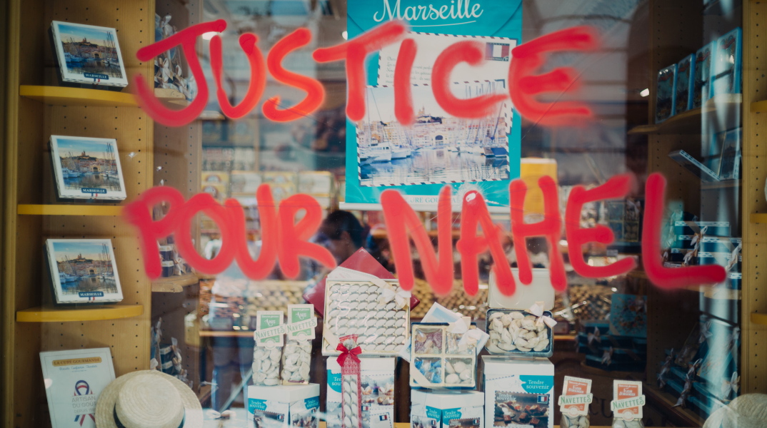 Επιγραφή πάνω σε τζαμαρία καταστήματος - «Δικαιοσύνη για τον Ναέλ»