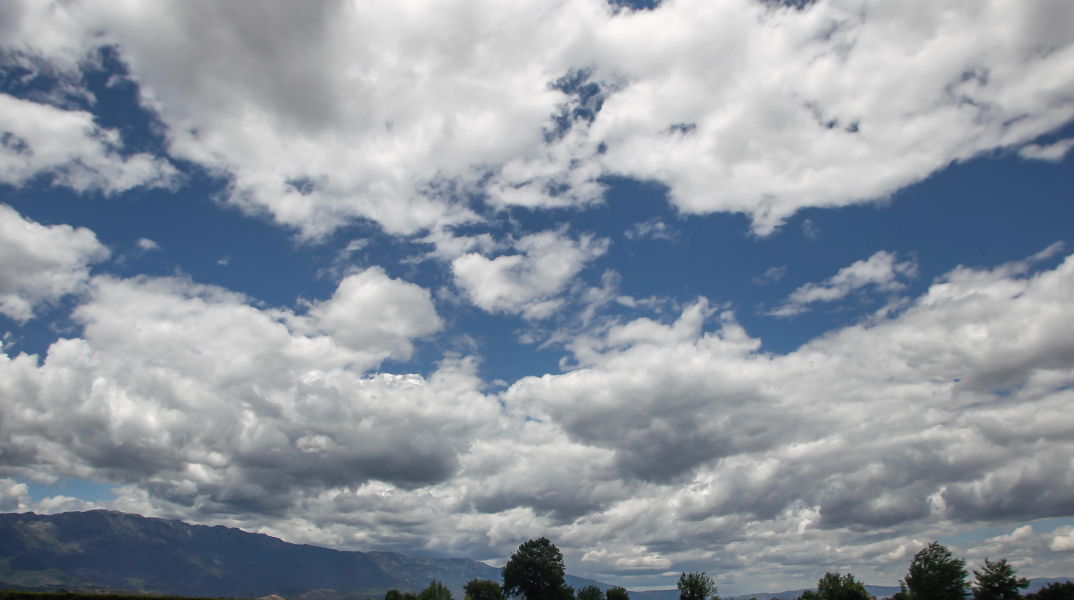 Ήλιος με σύννεφα