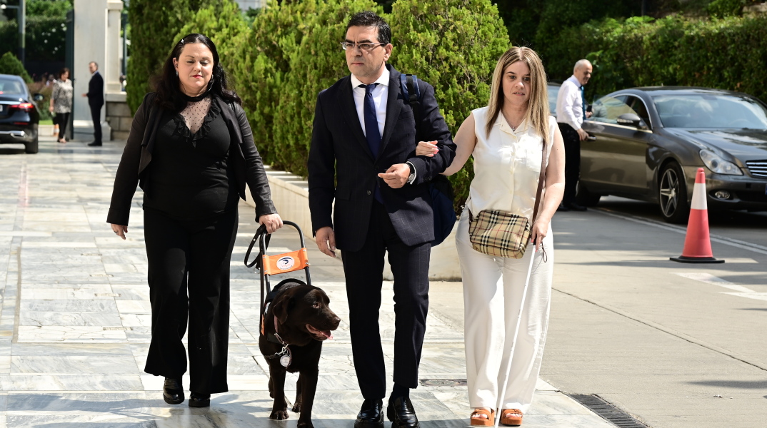 Ο Γιώργος Σταμάτης συνοδεύεται από δύο κυρίες με οπτικές βλάβες για την ορκωμοσία στη Βουλή