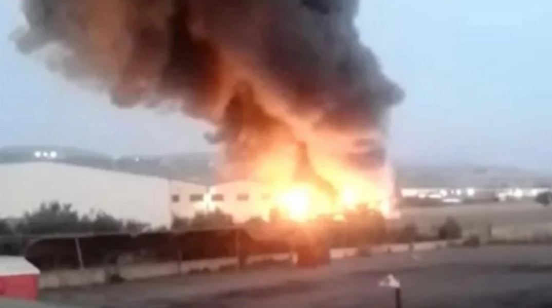 Φωτιά σε εργοστάσιο στα Οινόφυτα: Μήνυμα 112 για τοξικούς καπνούς