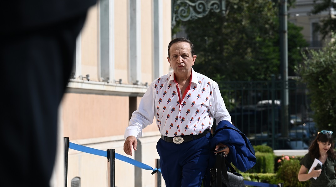 Σπύρος Μπιμπίλας: Εξηγεί γιατί φόρεσε πουκάμισο με παπαγαλάκια στην ορκωμοσία