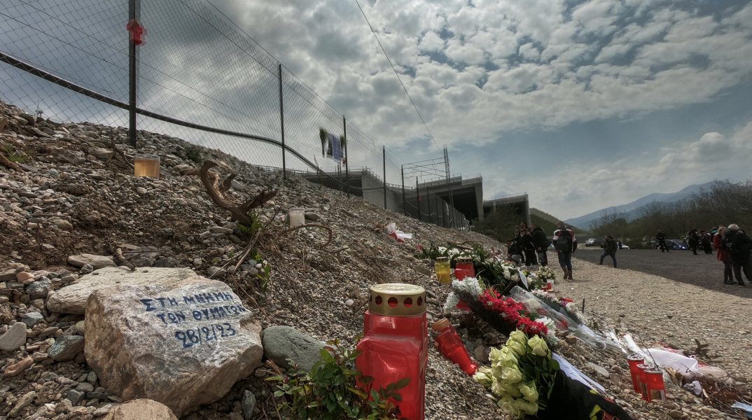 Καντηλάκια και λουλούδια στο σημείο όπου σημειώθηκε το δυστύχημα στα Τέμπη