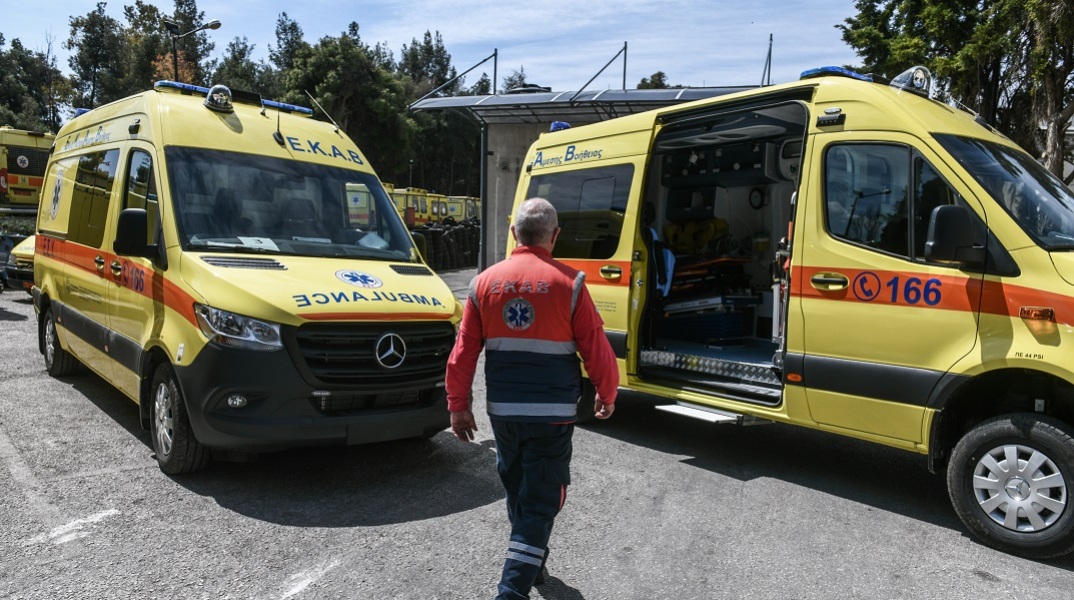 ΕΚΑΒ: Δημοσιεύτηκε η ΠΝΠ για τη στελέχωση των ασθενοφόρων