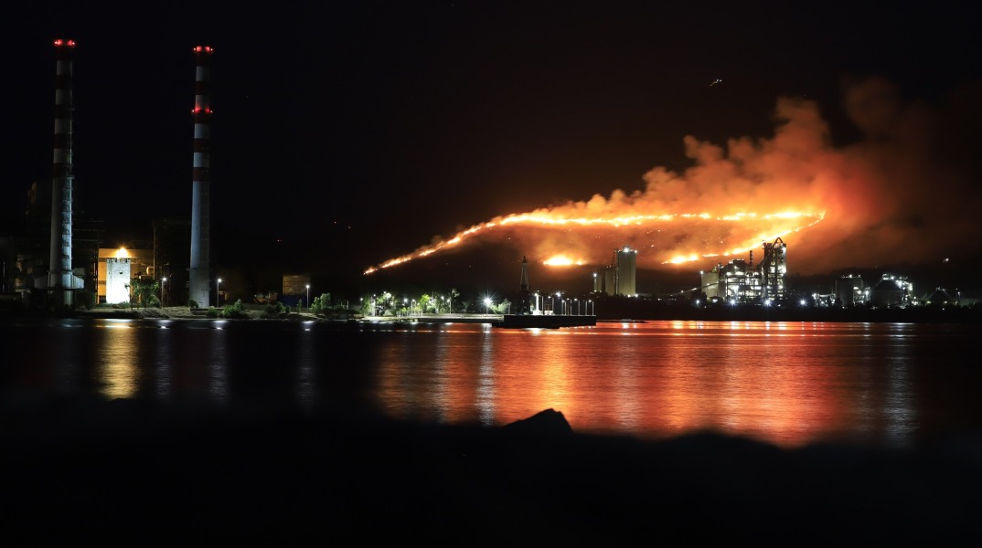 Φωτιά στο Αλιβέρι της Εύβοιας