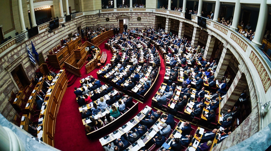 Βουλή: Σήμερα η πρώτη μάχη των αρχηγών - Οι προγραμματικές δηλώσεις