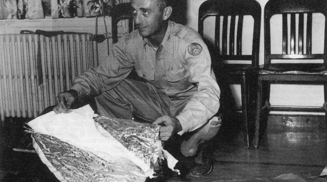 Ο ταγματάρχης Jesse Marcel με τα συντρίμμια «ιπτάμενου δίσκου» που βρέθηκαν στο Ρόσγουελ