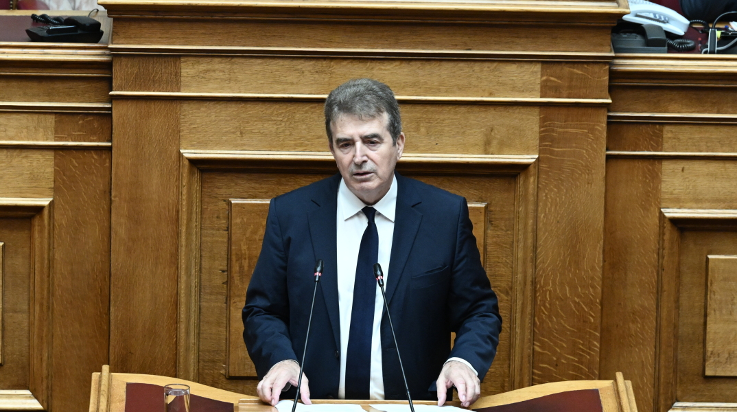 Ο Μιχάλης Χρυσοχοΐδης στη Βουλή