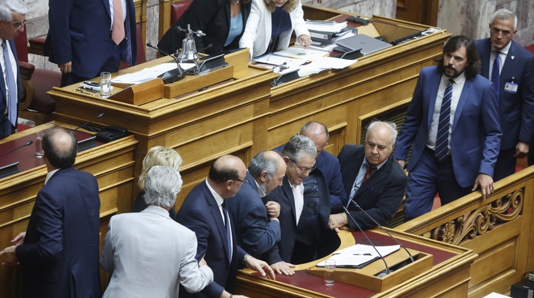 Αδιαθεσία για τον Δημήτρη Κουτσούμπα στη Βουλή - Κοντά του βουλευτές και ο γιατρός της Βουλής