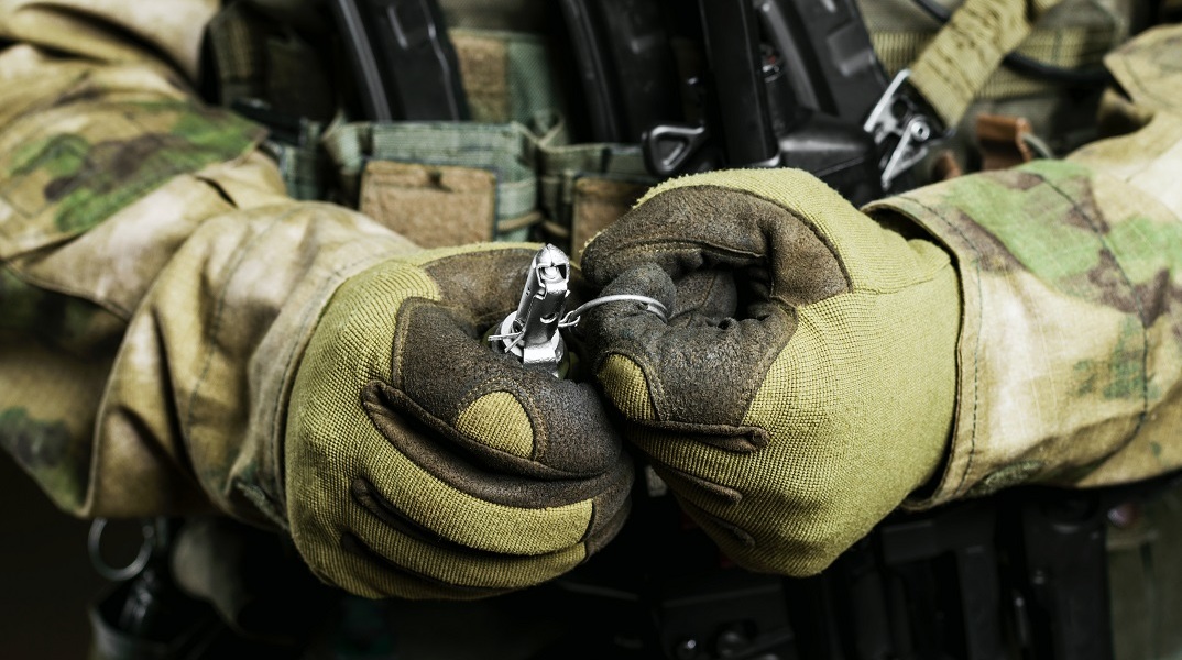 Χαιδάρι: Xειροβομβίδα σε αυτοκίνητο - Δεν εξερράγη