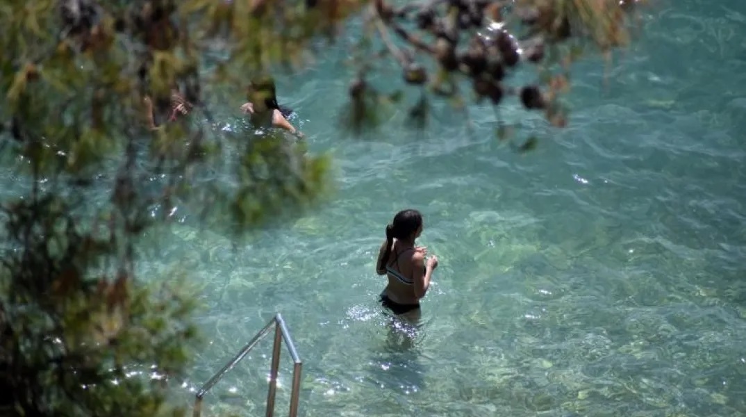 Καύσωνας στη χώρα -Νεαρή κοπέλα στη θάλασσα