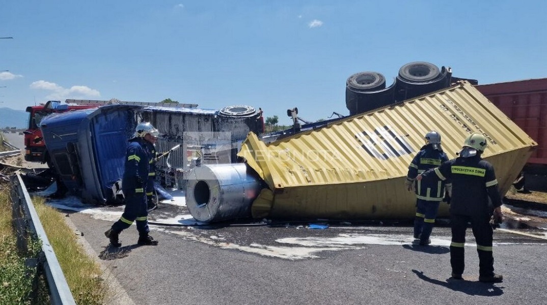 Βόλος: Tροχαίο ατύχημα με νταλίκα που κουβαλούσε λαμαρίνες