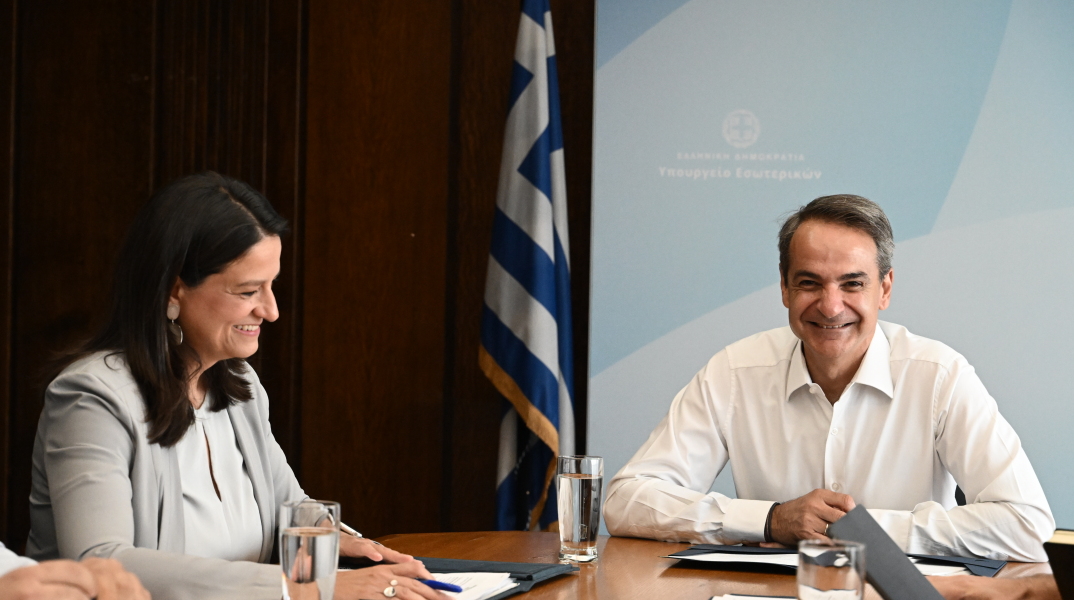 Ο Κυριάκος Μητσοτάκης με τη Νίκη Κεραμέως στο υπουργείο Εσωτερικών