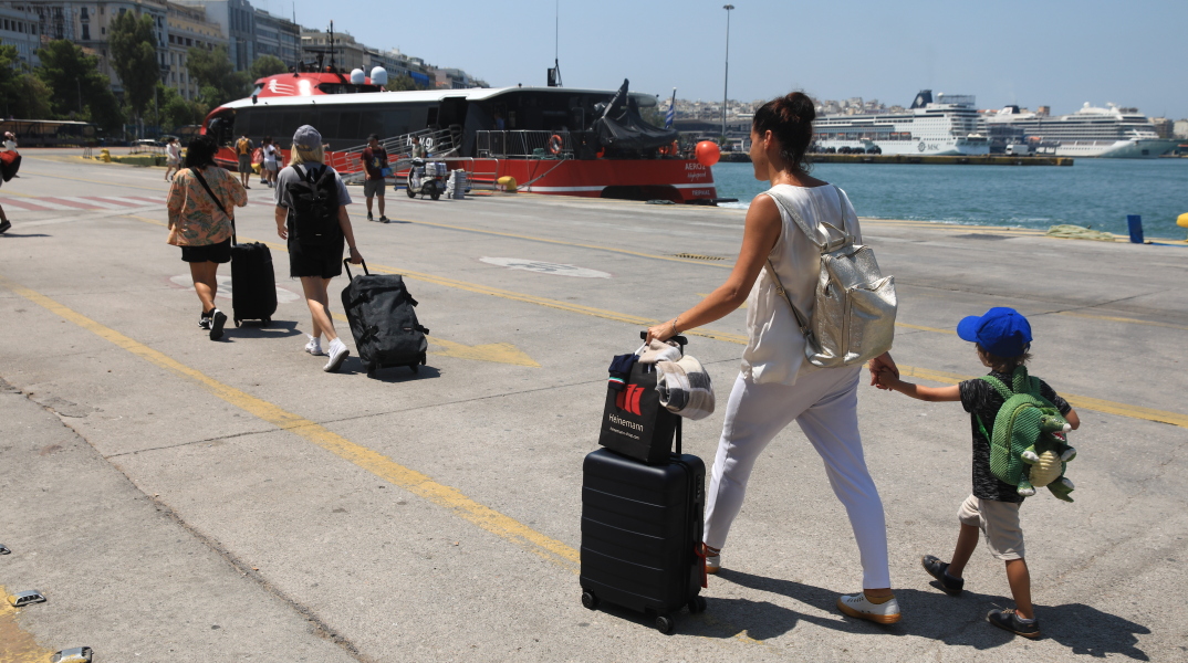 Επιβατική κίνηση στο λιμάνι του Πειραιά