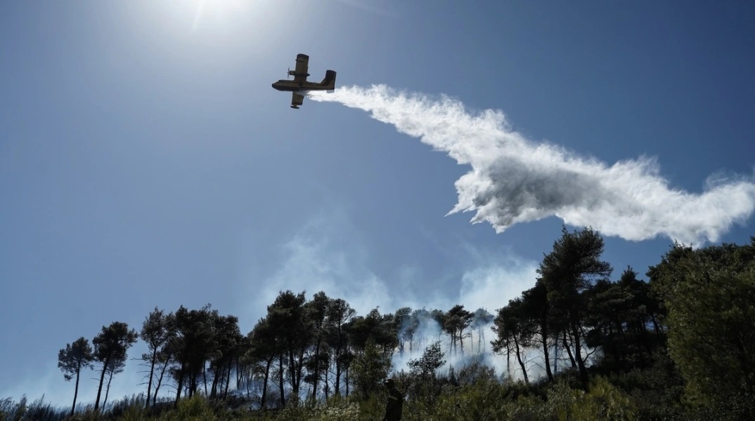 Εναέρια μέσα επιχειρούν σε πυρκαγιά