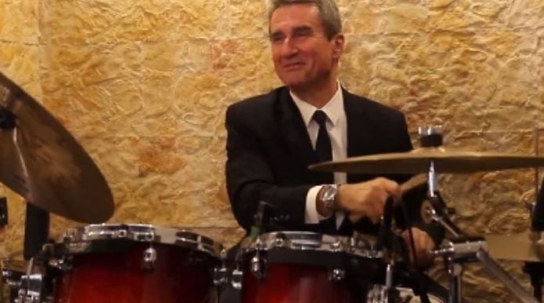 Ο Ανδρέας Λοβέρδος παίζει ντραμς