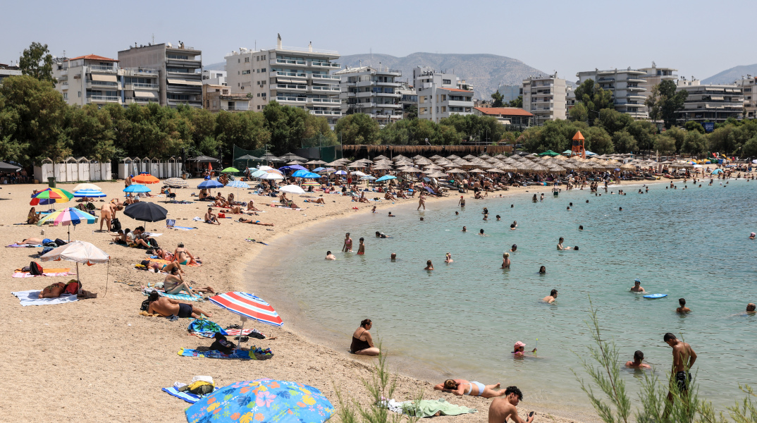 Κόσμος στην παραλία του Φλοίσβου