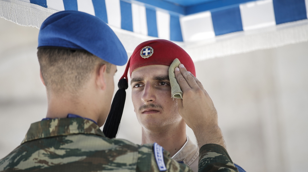 Εύζωνας μέσα στον καύσωνα στην Αθήνα