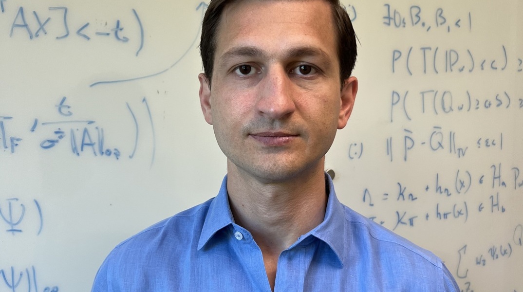 Ο Βασίλης Συργκάνης είναι επίκουρος καθηγητής Διοικητικής Επιστήμης και Τεχνολογίας στο Πανεπιστήμιο Στάνφορντ