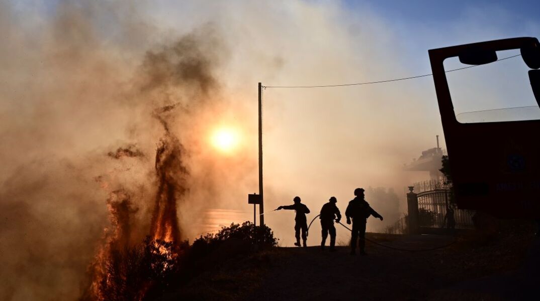 Φωτιά στον Κουβαρά: Ο καπνός από το μέτωπο μεταφέρθηκε 200 χλμ