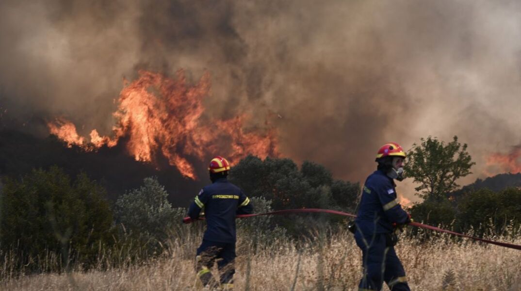 Πύρινα μέτωπα: Εκτός ελέγχου η φωτιά στο Λουτράκι, καλύτερη η εικόνα στον Κουβαρά
