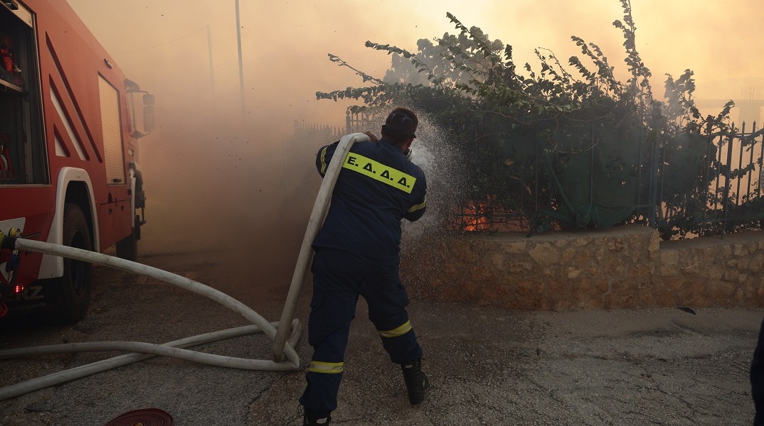 Φωτιά στον Κουβαρά: Ο απεγκλωβισμός ζευγαριού ηλικιωμένων