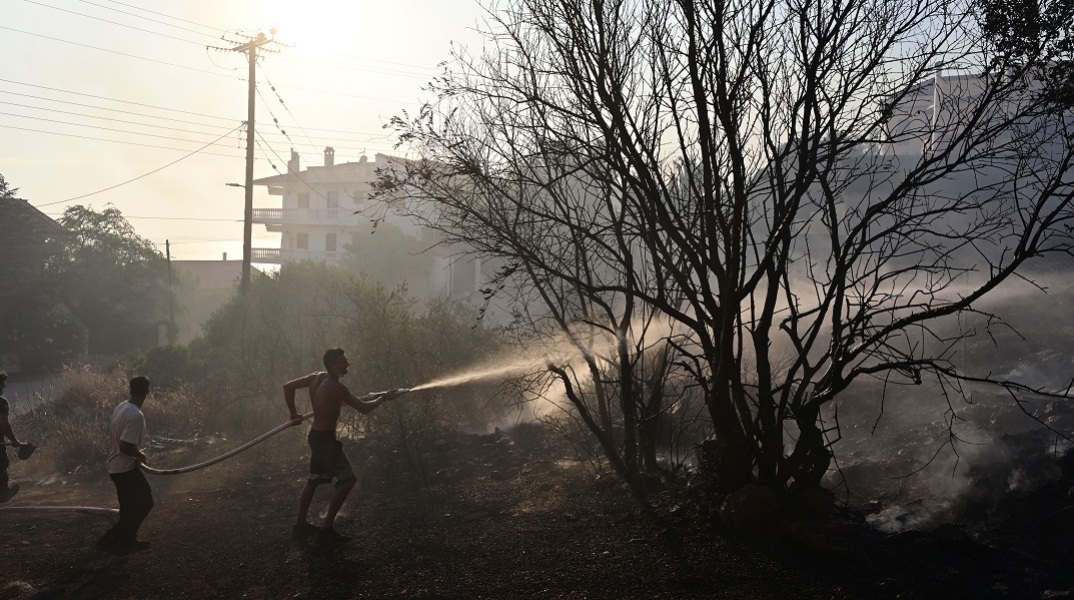 Φωτιά στον Κουβαρά: 10 ασθενείς στο νοσοκομείο με αναπνευστικά