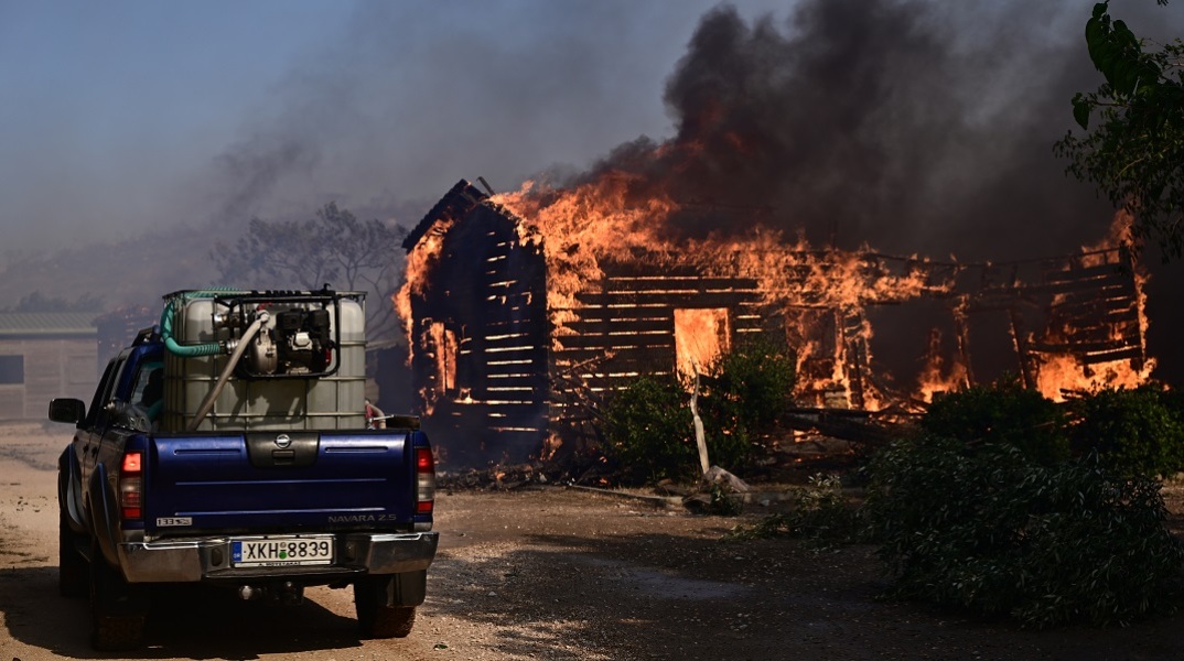 Φωτιά τώρα στον Κουβαρά: Καίγεται καταφύγιο ζώων στο Λαγονήσι