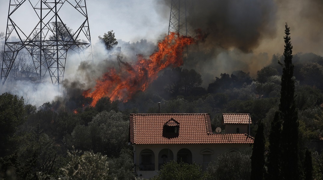 Φωτιά στον Κουβαρά: Νέο μήνυμα του 112 - «Εκκενώστε προς Αθήνα»