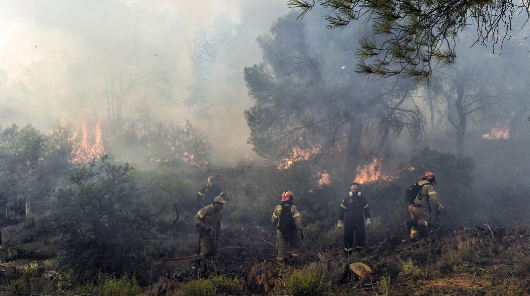 Φωτιά στο Λουτράκι: Έκλεισε η εθνική οδός και στα δύο ρεύματα 