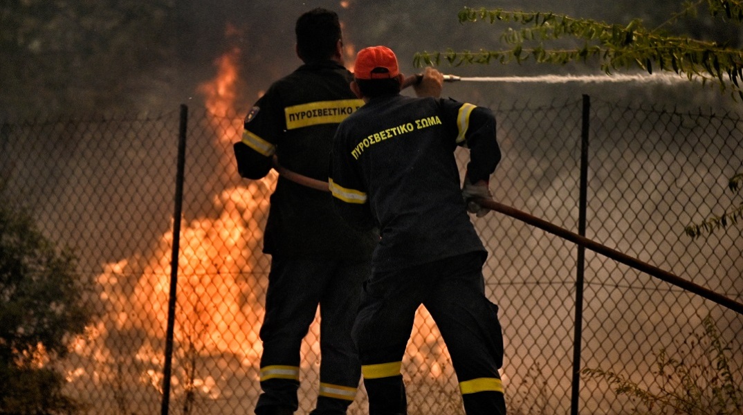 Φωτιά στη Βοιωτία: Ανθρώπινο τοίχος να μην περάσει στην Πάρνηθα