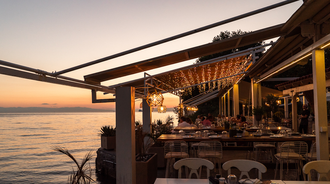 Μαϊάμι: Στο ιστορικό εστιατόριο της Θεσσαλονίκης για εκλεκτή ψαροφαγία και ηλιοβασιλέματα 