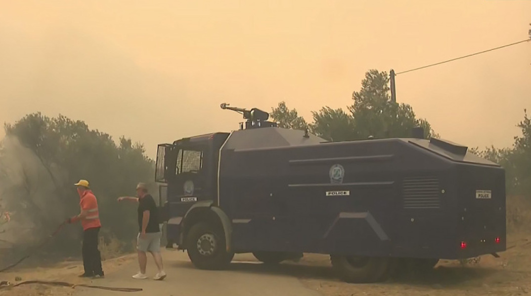 Αίαντες της ΕΛ.ΑΣ. επιχειρούν στη φωτιά στη Δυτική Αττική