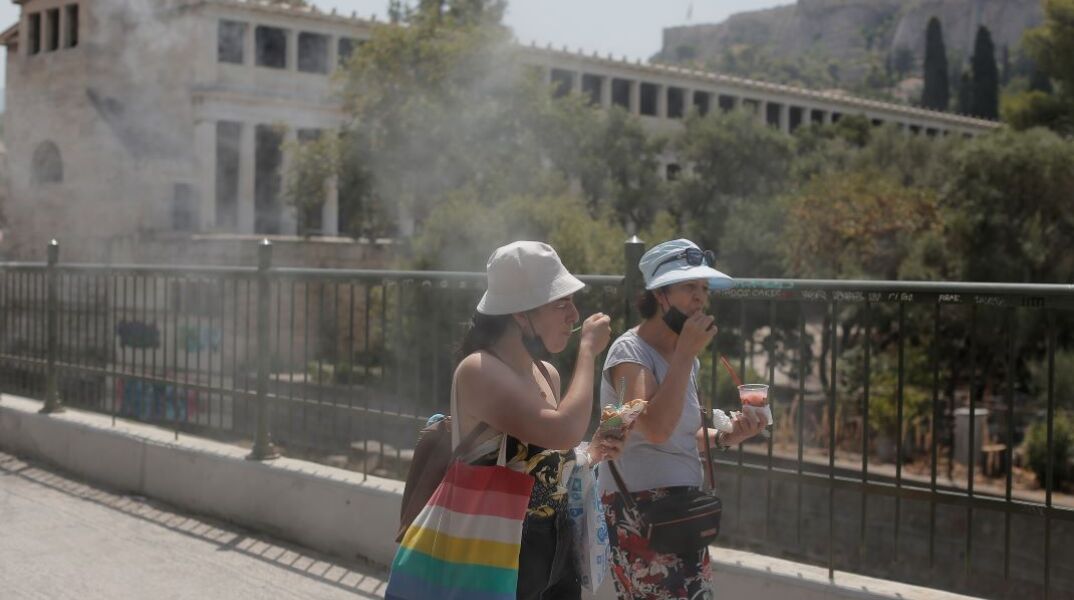 Τουρίστριες εν μέσω καύσωνα στην Αθήνα