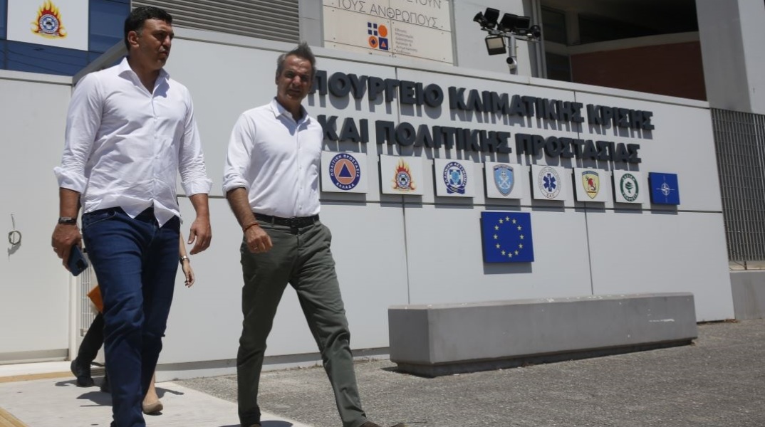 ο Κυριάκος Μητσοτάκης με τον Βασίλη Κικίλια στο υπ. Πολιτικής Προστασίας