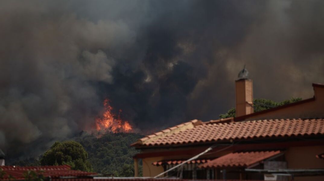 Μεγάλη αναζωπύρωση ανάμεσα σε Μάνδρα - Μέγαρα: Μήνυμα για εκκένωση οικισμών