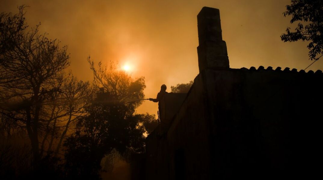 Αναζωπυρώσεις σε Δυτική Αττική, Ρόδο και Λακωνία