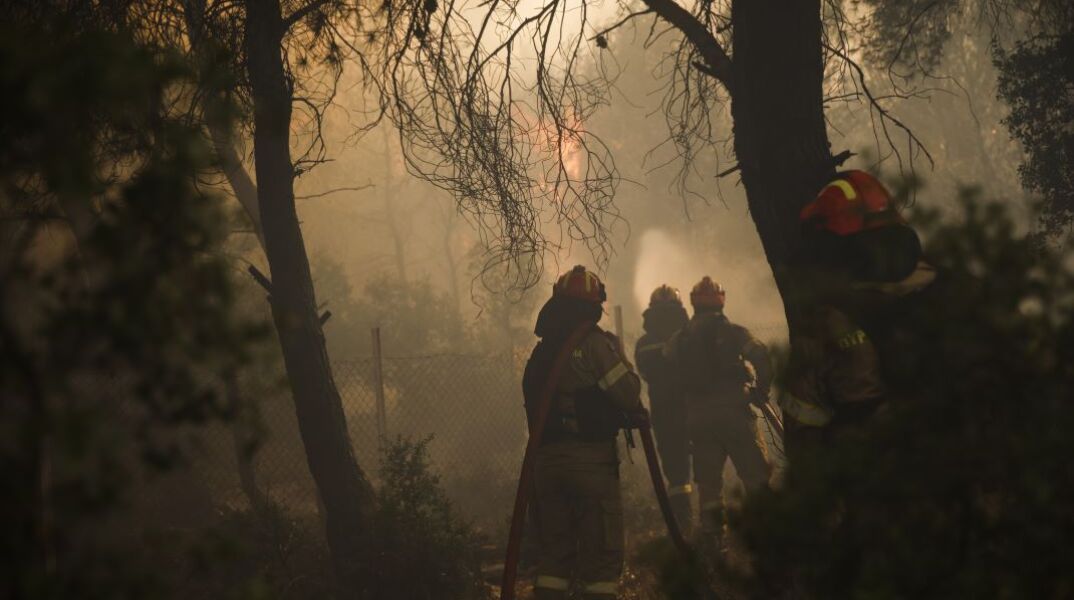 Σκληρή μάχη σε όλα τα πύρινα μέτωπα για πέμπτη νύχτα