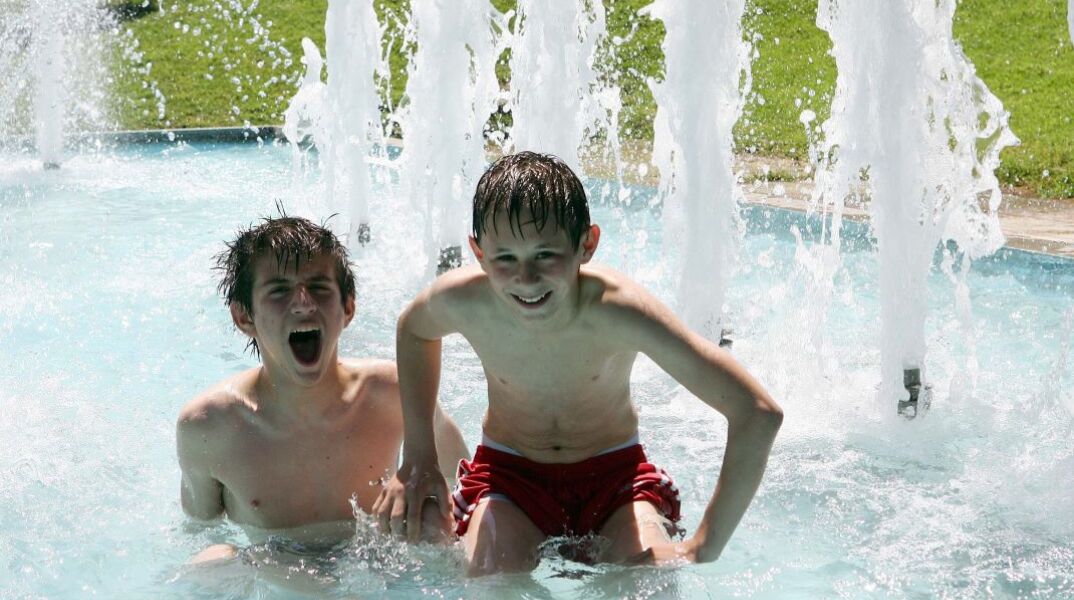 «Η ακτινοβολία επιδρά στον εγκέφαλο»: Οδηγίες προστασίας για τα παιδιά εν μέσω καύσωνα