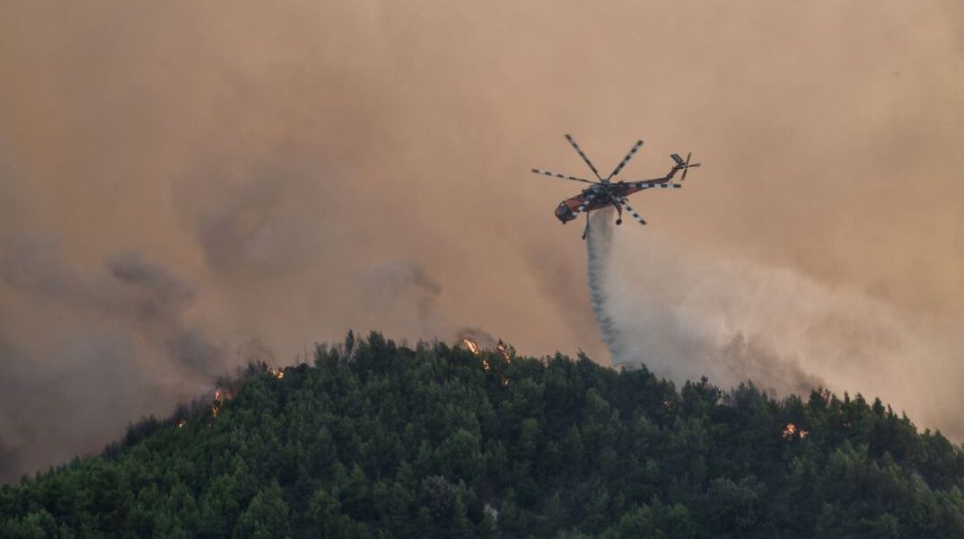 Μαίνονται ανεξέλεγκτα τα πύρινα μέτωπα στη Ρόδο 