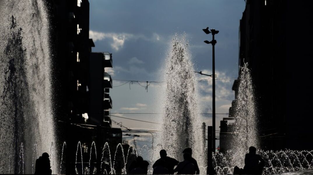 Στον «κλοιό» του καύσωνα η χώρα: Μέχρι 44 βαθμούς η θερμοκρασία το Σάββατο