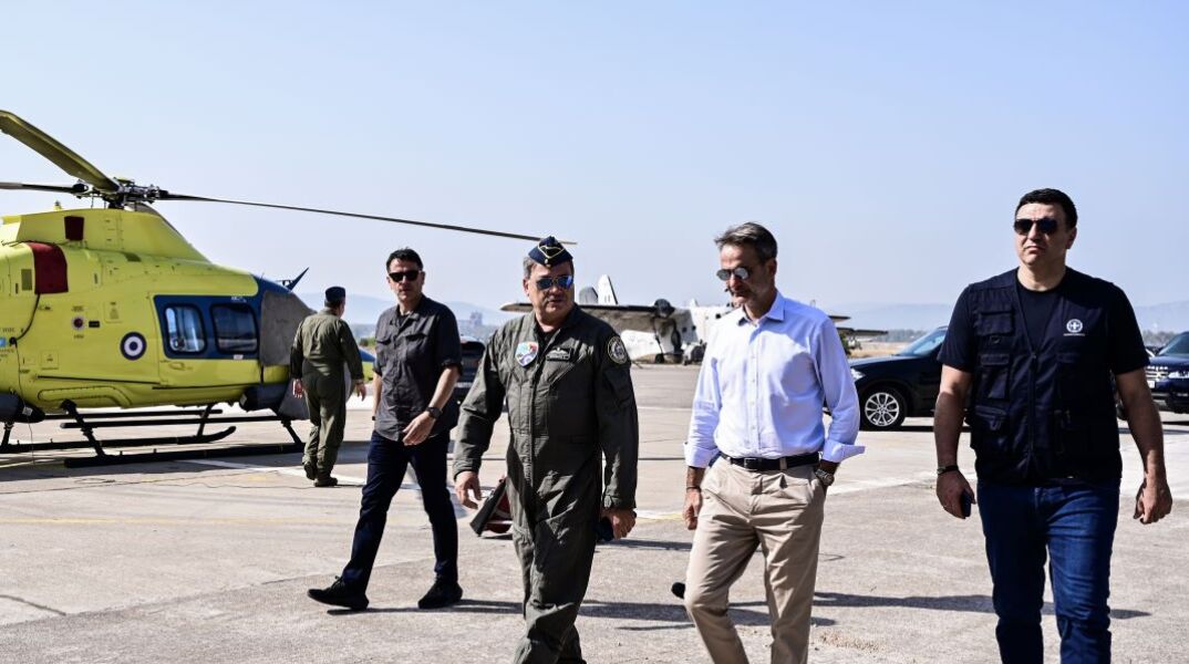Στην Ελευσίνα ο Μητσοτάκης: Το «ευχαριστώ» στους αφανείς πρωταγωνιστές των εναέριων μέσων πυρόσβεσης