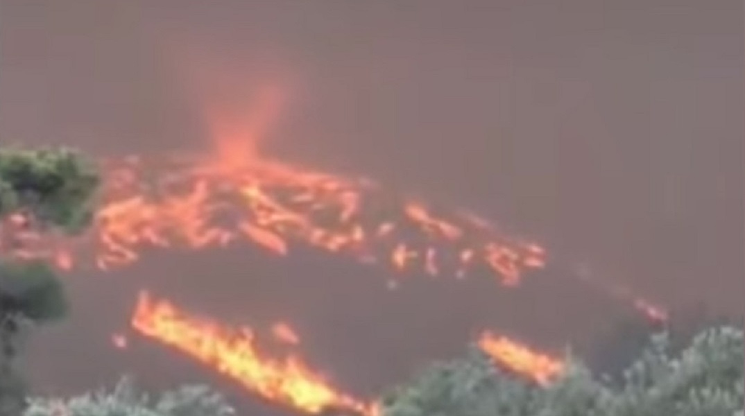 Φωτιά στη Ρόδο: Οι ακραίες συνθήκες δημιούργησαν πυροστρόβιλο