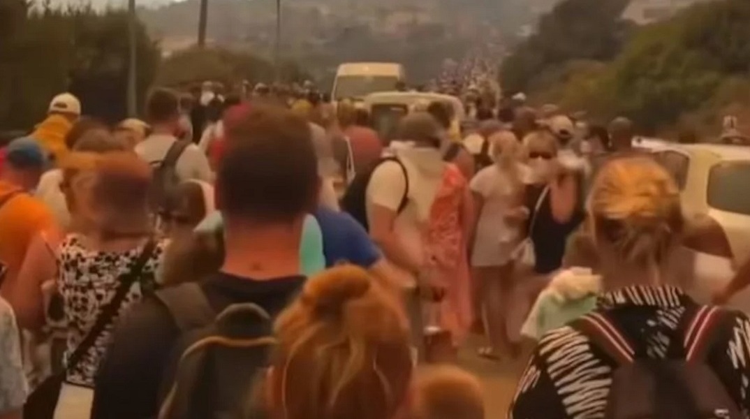 Φωτιά τώρα στη Ρόδο: Έφτασε σε ξενοδοχεία 